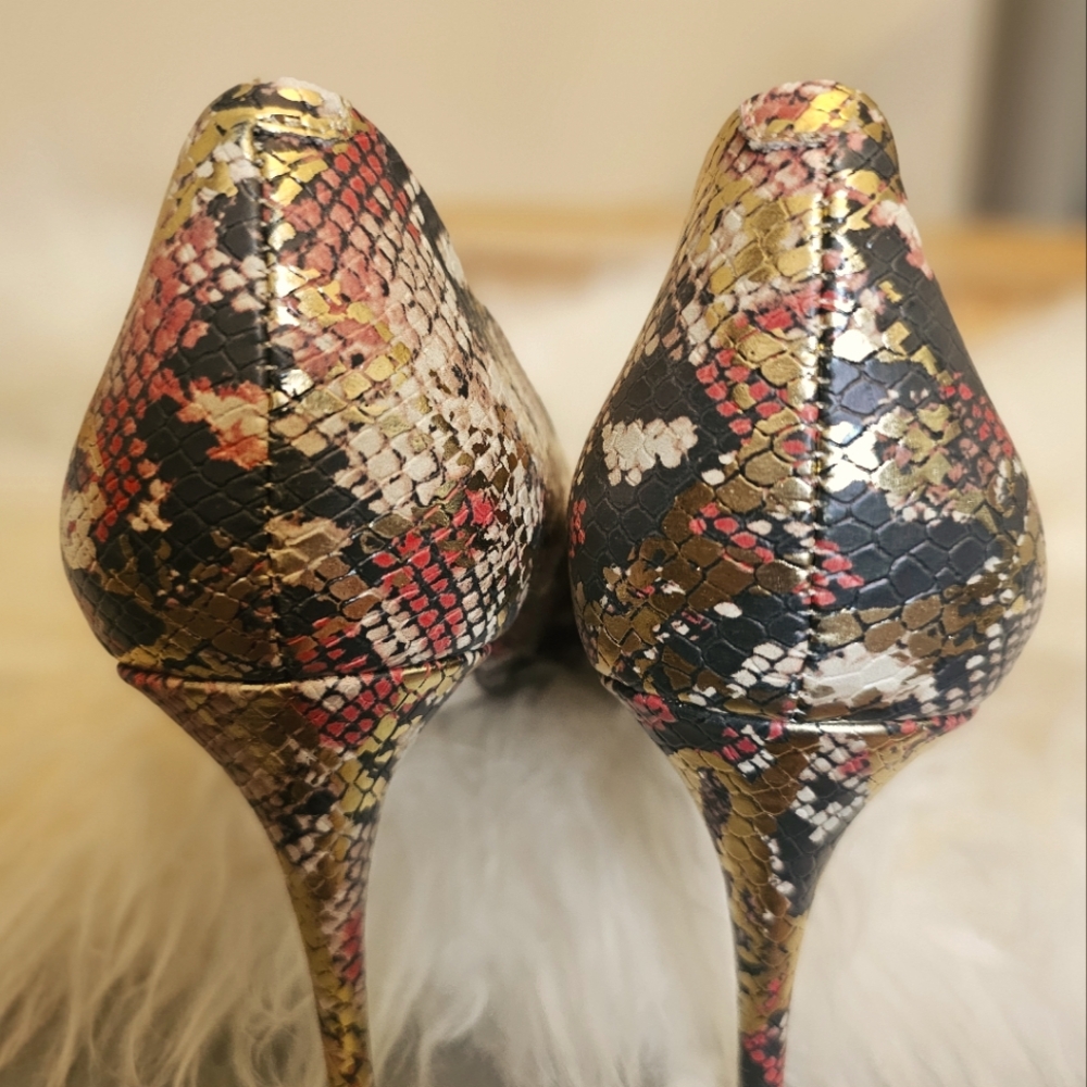 Steve Madden Luiza Pump in Gold Snake